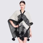 Poncho Gris Mujer 3